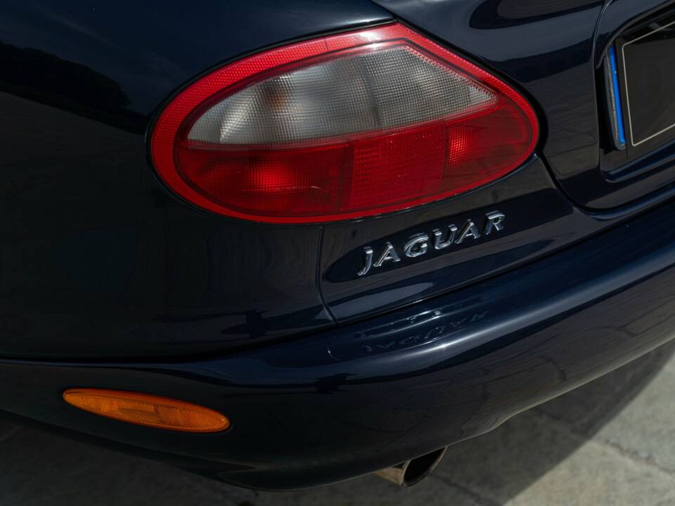 Image 20/50 de Jaguar XKR (2000)