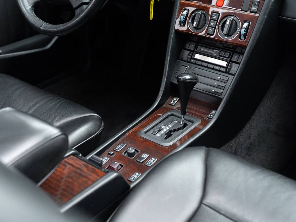Image 32/45 of Mercedes-Benz E 220 (1995)