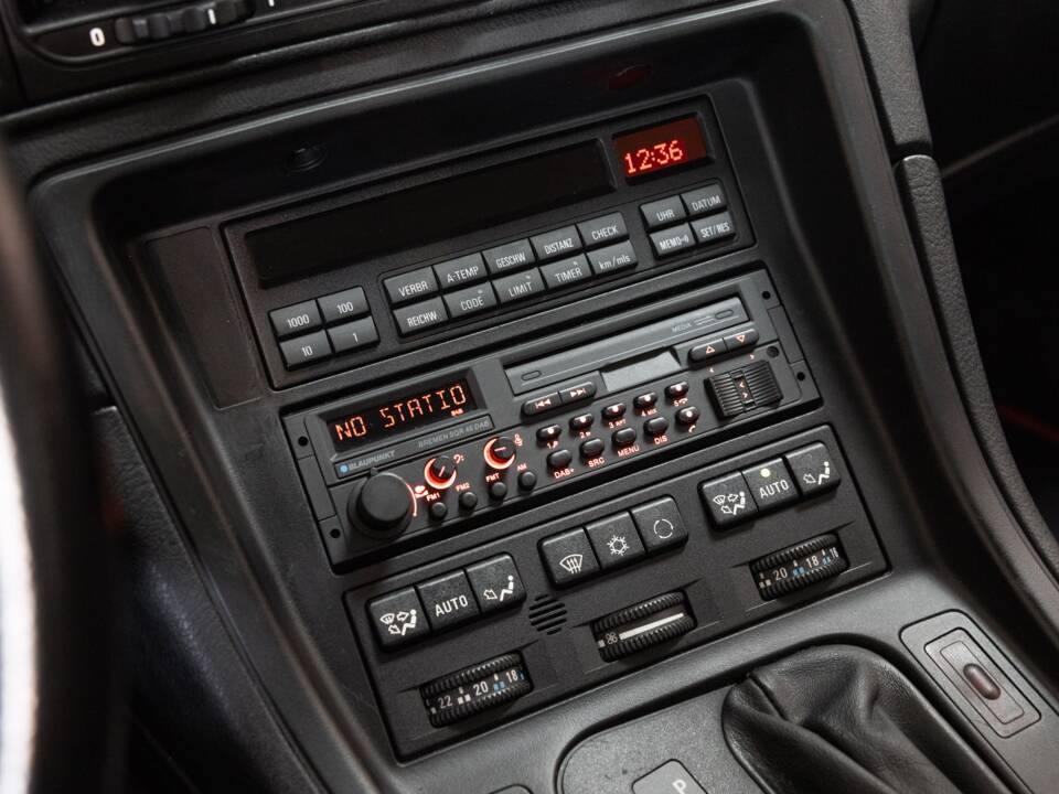 Image 13/24 of BMW 840Ci (1994)