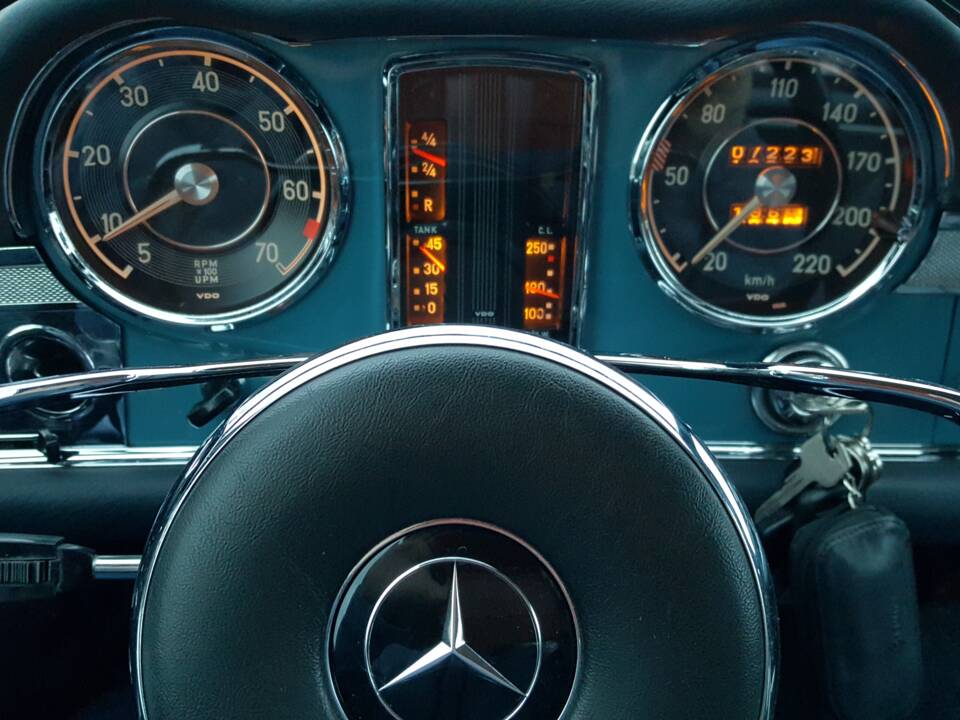 Image 61/63 of Mercedes-Benz 250 SL (1967)