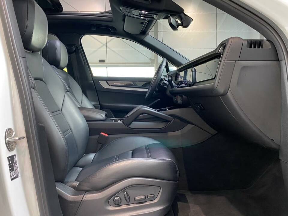 Image 8/12 de Porsche Cayenne Coupé E-Hybrid (2023)