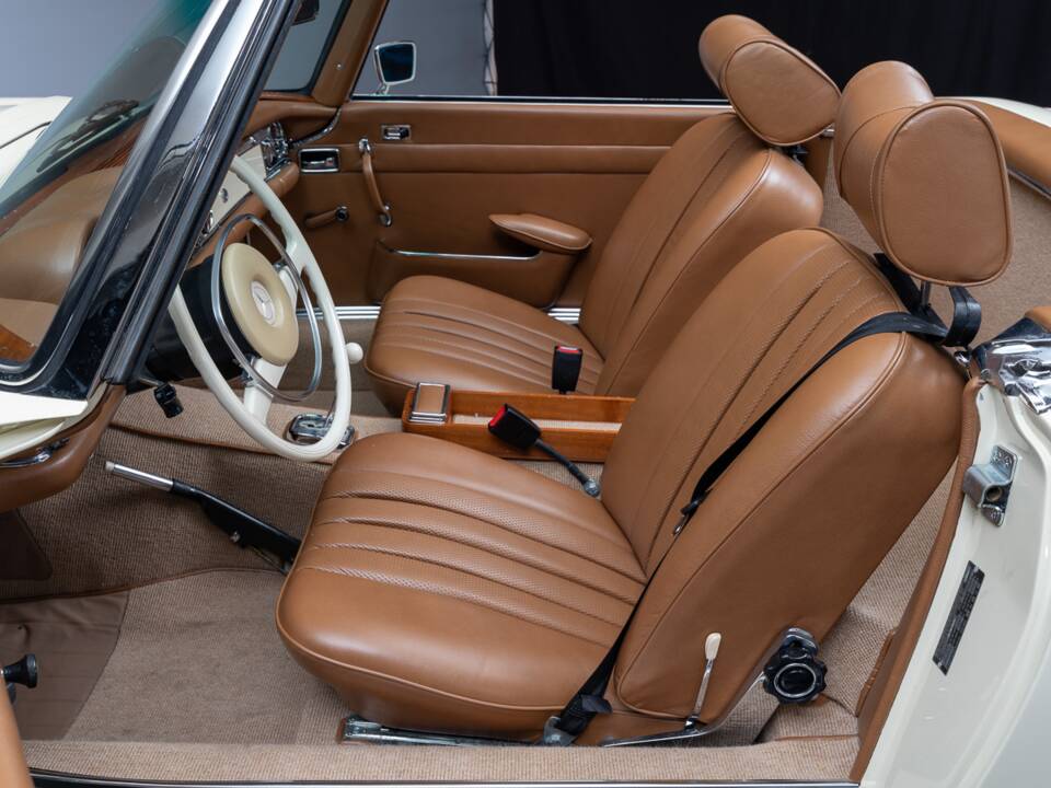 Image 25/41 of Mercedes-Benz 280 SL (1969)