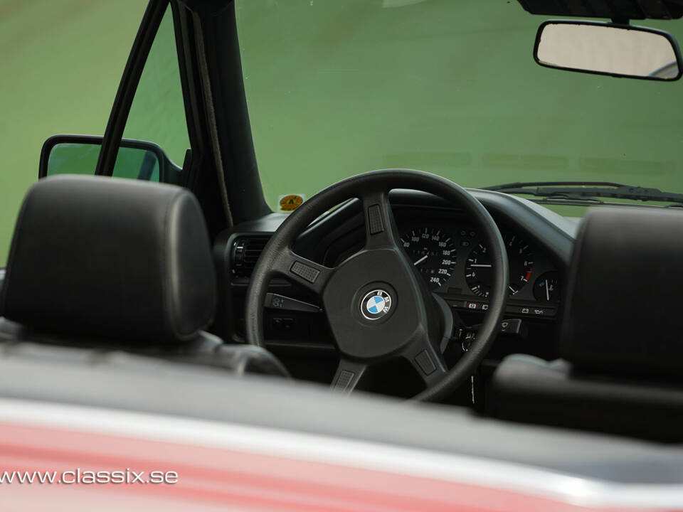 Bild 23/29 von BMW 325i (1990)