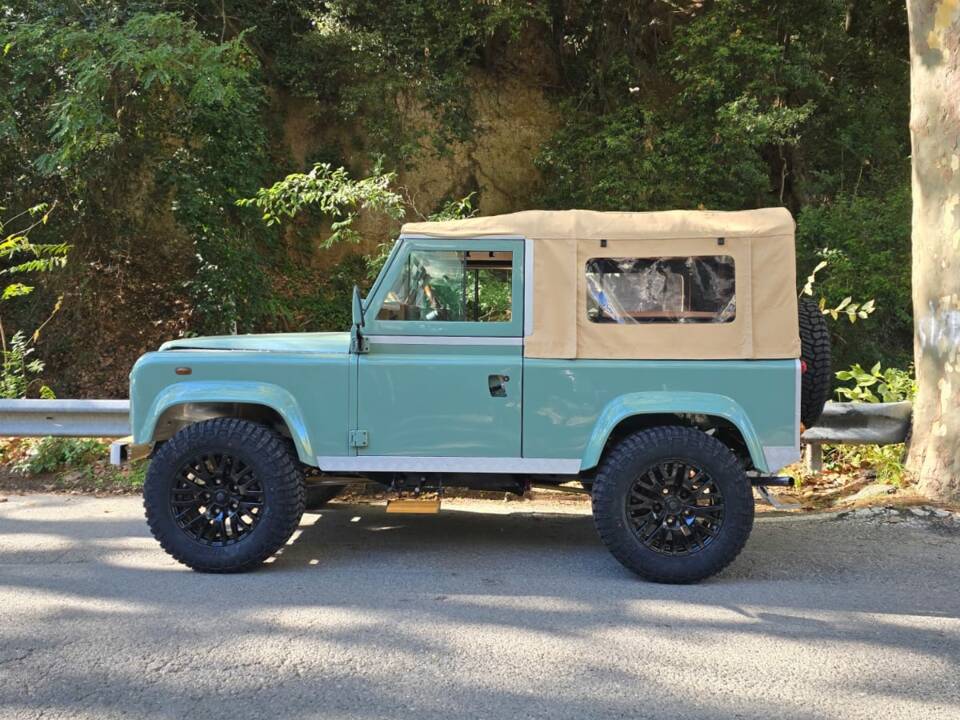 Image 17/72 of Land Rover 90 (1987)