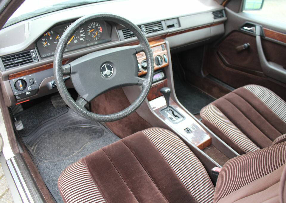Bild 2/8 von Mercedes-Benz 230 CE (1991)