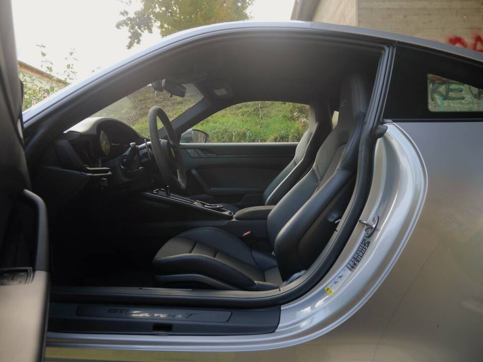 Image 16/39 of Porsche 911 Carrera T (2023)