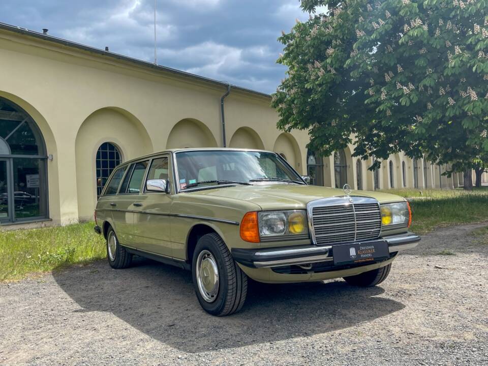 Image 11/34 of Mercedes-Benz 200 T (1983)