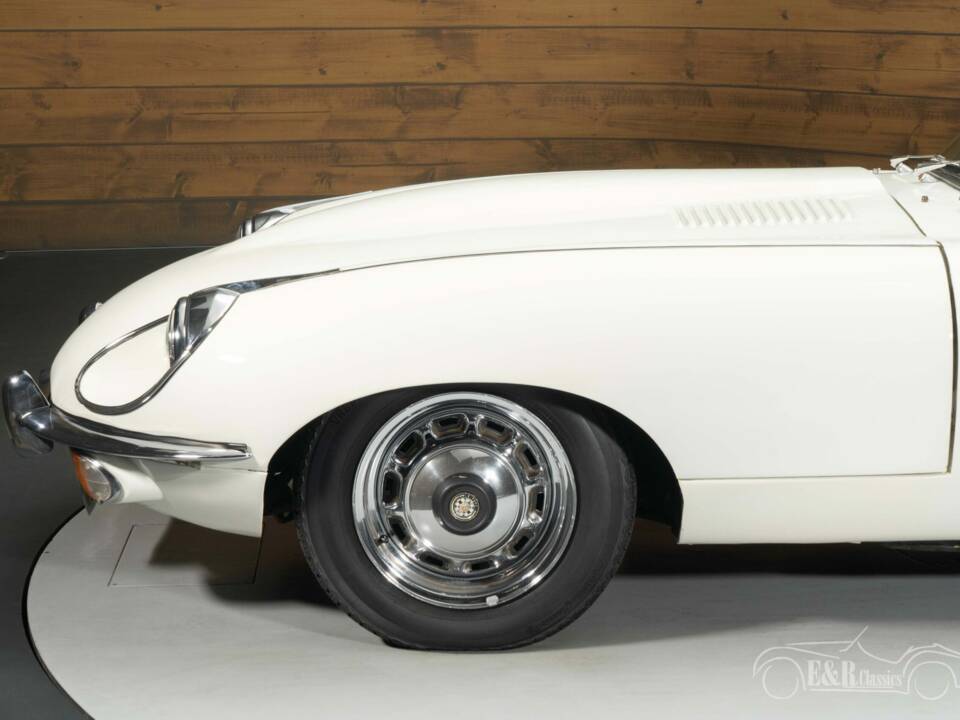 Image 6/8 of Jaguar E-Type (1969)