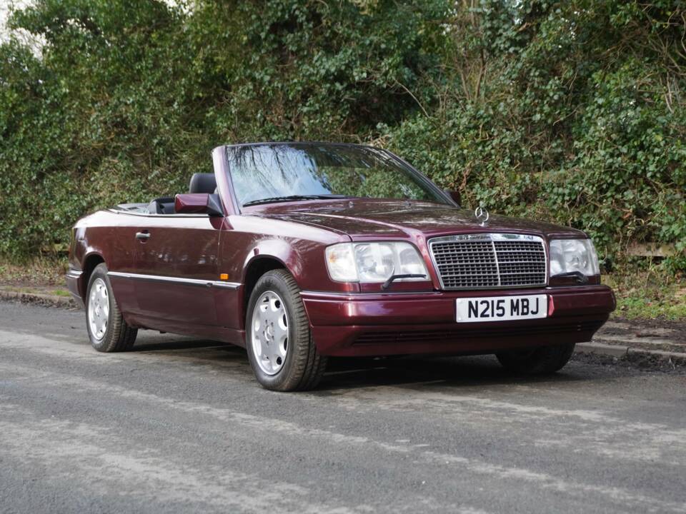 Image 1/20 of Mercedes-Benz E 220 (1996)