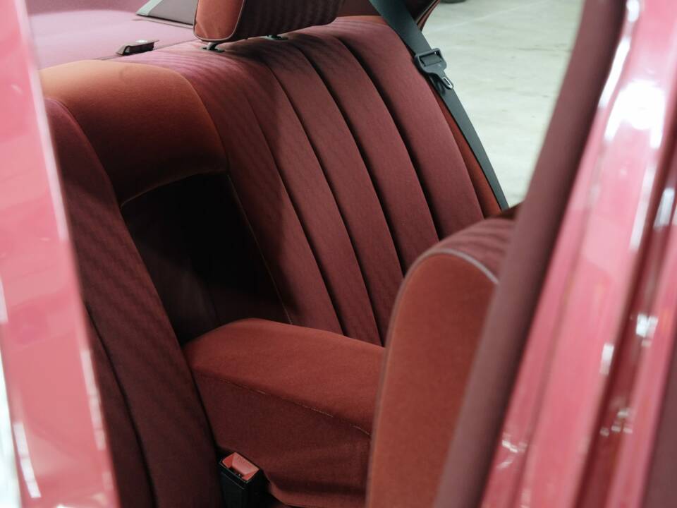 Bild 35/50 von Mercedes-Benz 260 SE (1990)