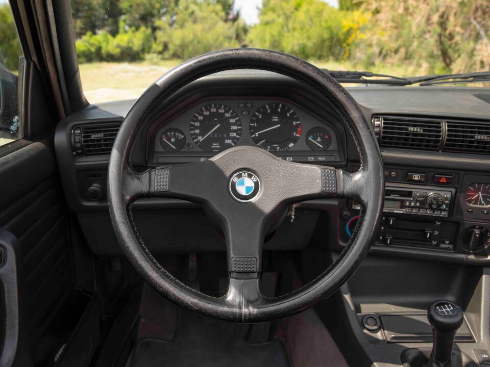Image 53/70 of BMW 320i (1990)