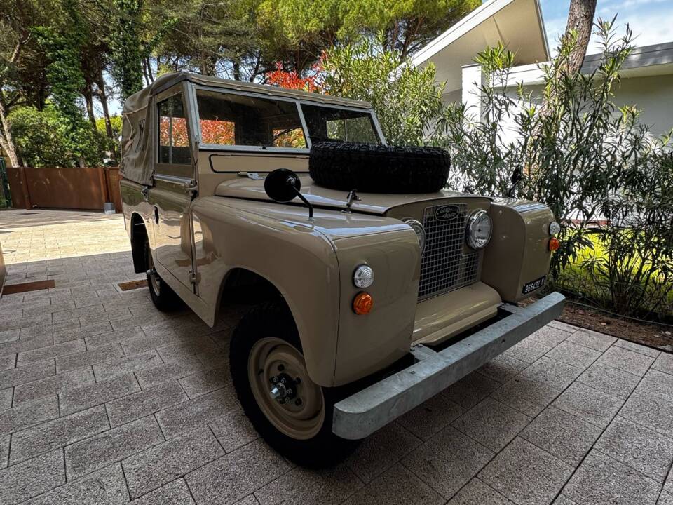 Image 2/17 of Land Rover 88 (1980)