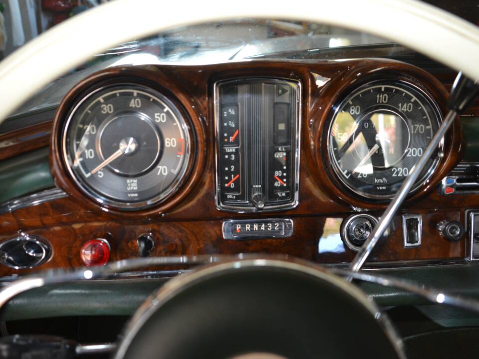 Image 8/18 of Mercedes-Benz 250 SE (1967)