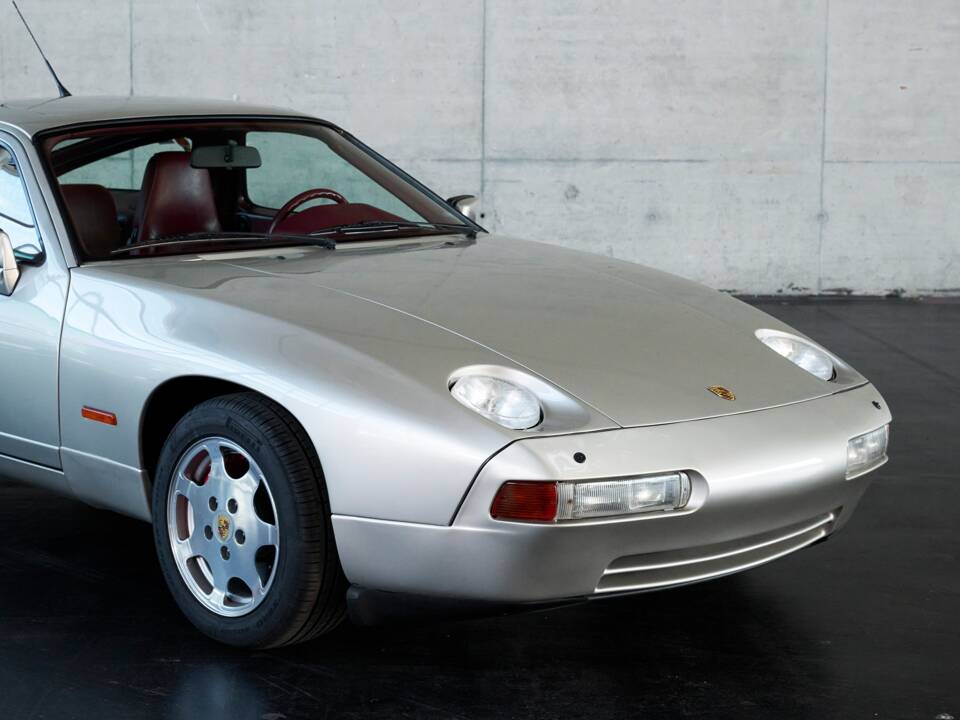 Image 26/50 of Porsche 928 GT (1989)
