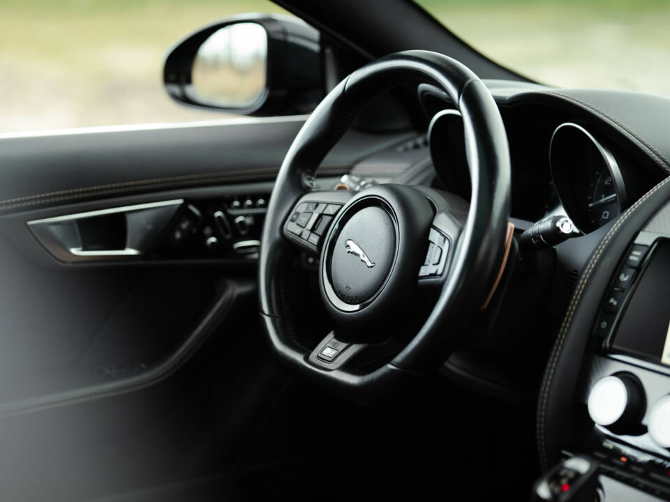 Bild 28/32 von Jaguar F-Type R (2016)