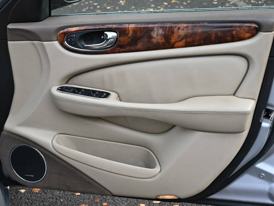 Image 33/50 of Jaguar XJ 8 4.2 (2006)