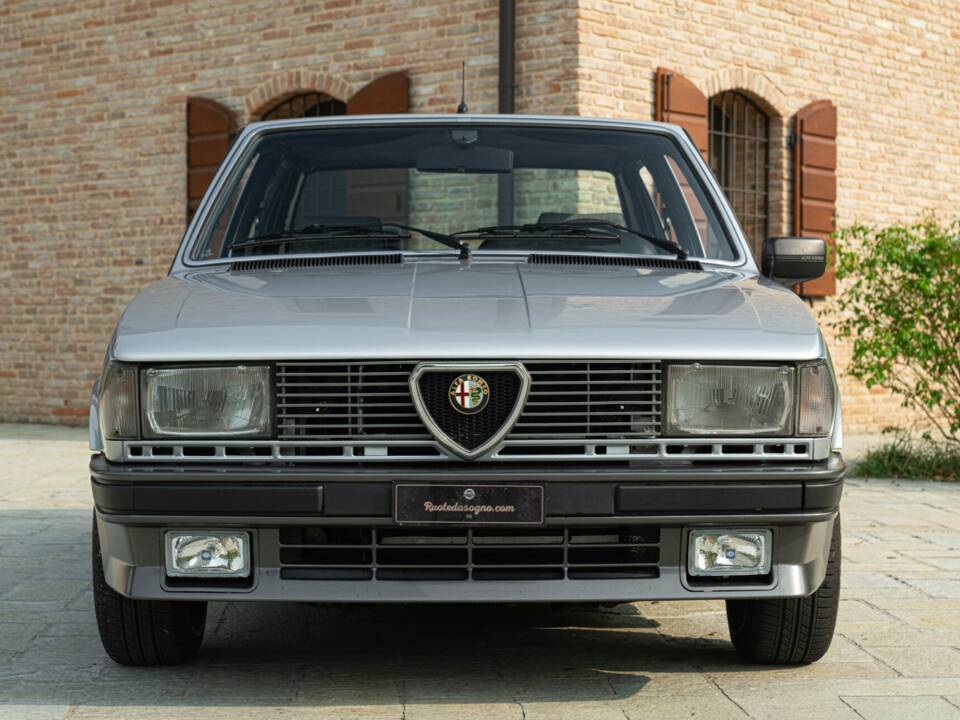 Imagen 3/50 de Alfa Romeo Giulietta 1.8 (1985)