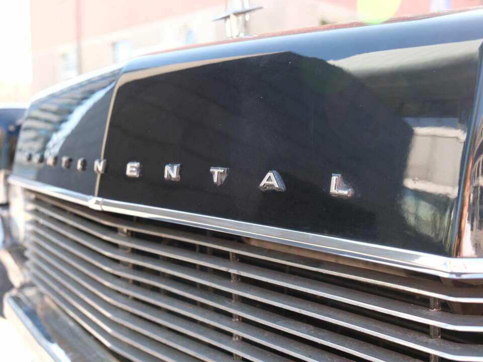 Immagine 18/57 di Lincoln Continental Convertible (1966)