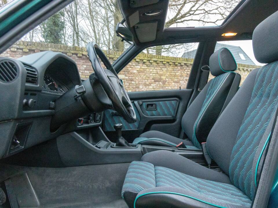 Image 32/50 of BMW 316i Touring (1993)