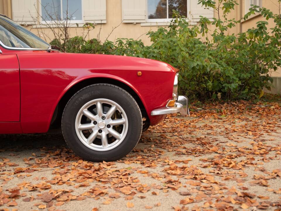 Image 17/28 of Alfa Romeo 2000 GT Veloce (1972)