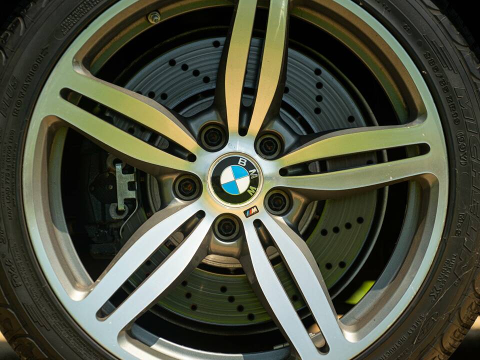 Image 25/50 of BMW M6 (2007)