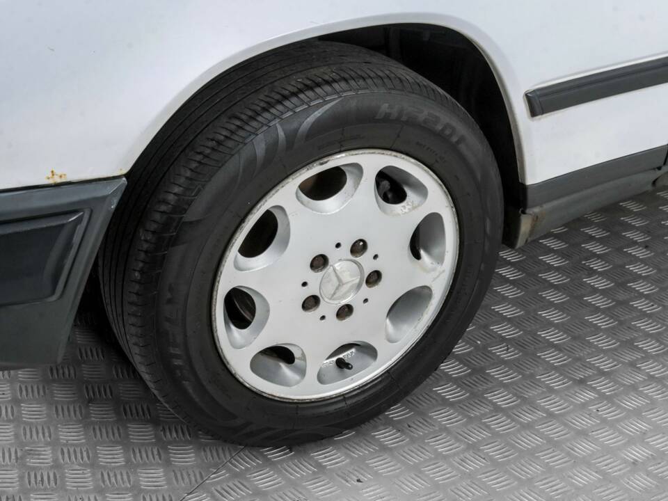 Image 25/50 of Mercedes-Benz 200 (1986)