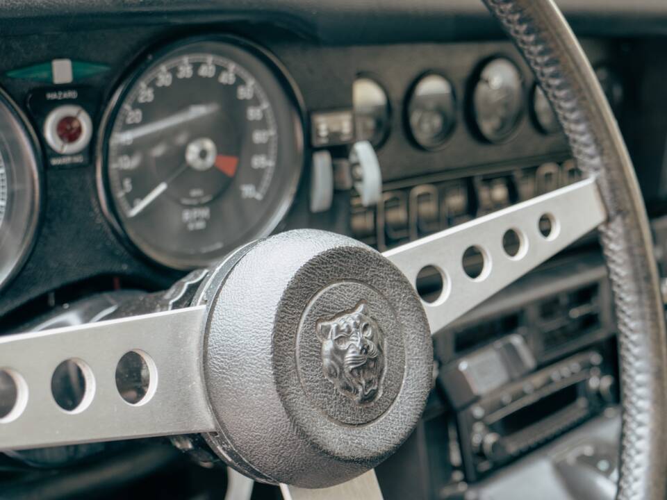 Bild 17/81 von Jaguar E-Type V12 (2+2) (1971)