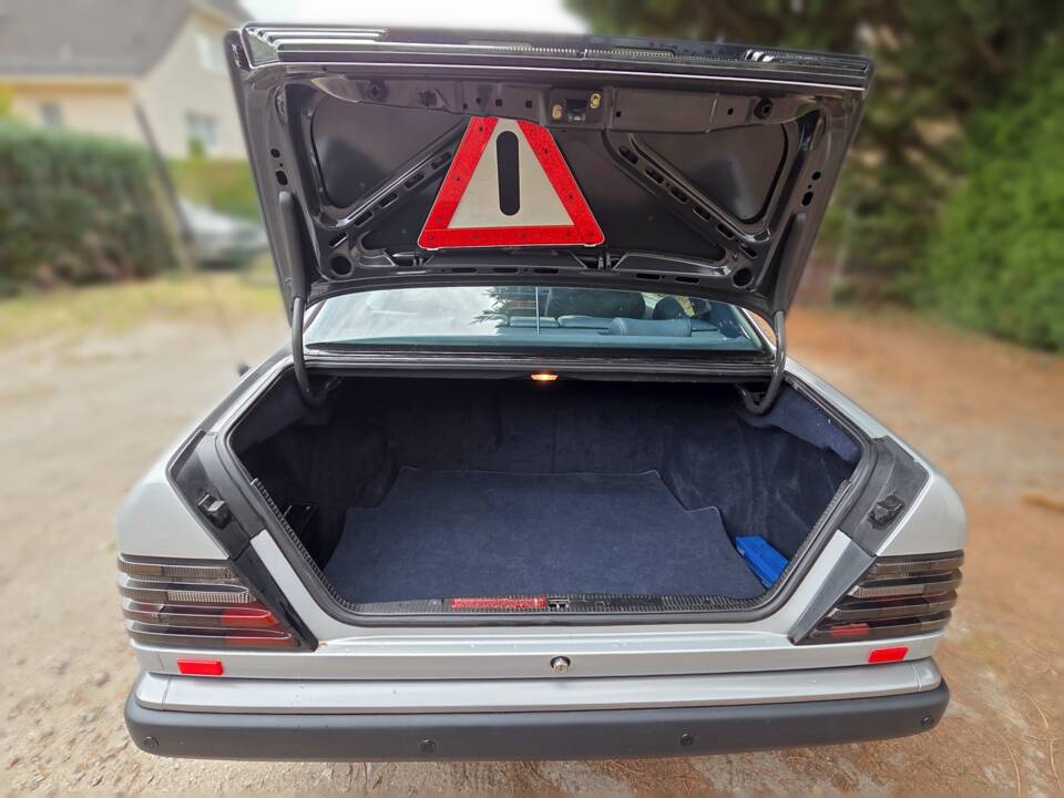 Bild 4/9 von Mercedes-Benz 230 CE (1988)