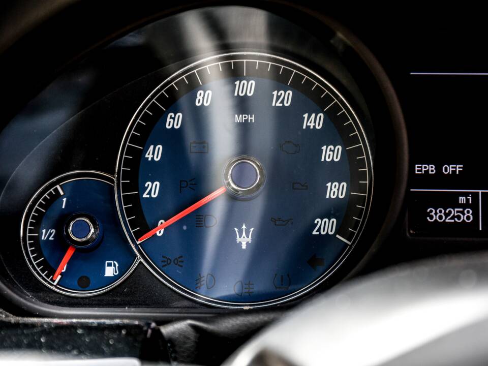 Image 33/43 of Maserati GranTurismo 4.2 (2008)