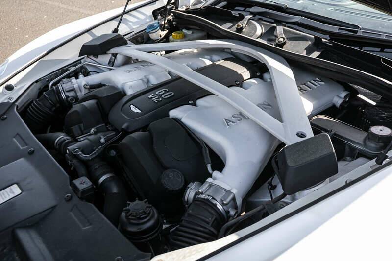 Image 25/50 of Aston Martin Vanquish Volante (2014)