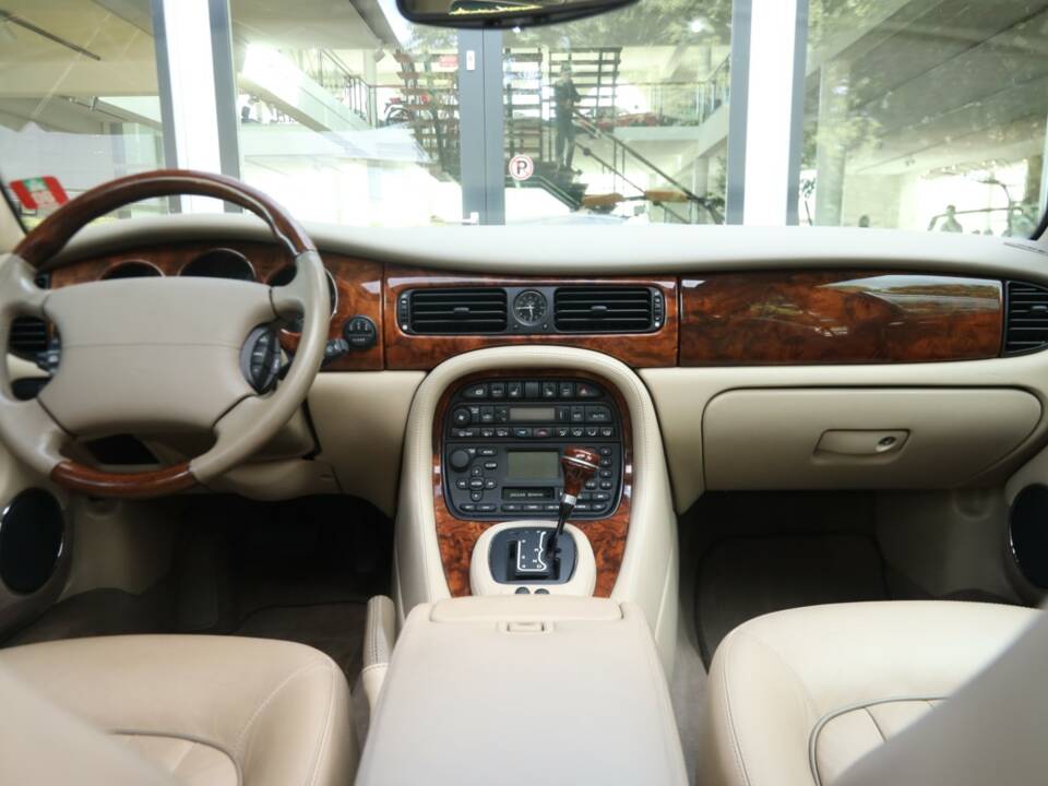 Bild 37/50 von Jaguar XJ 8 4.0 Executive (2001)