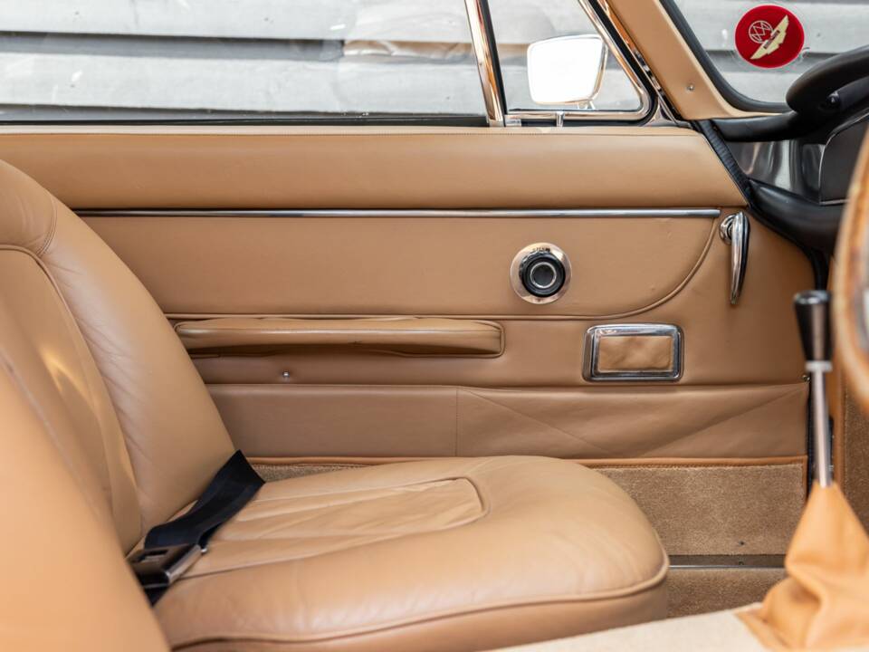 Bild 43/50 von Aston Martin DB 6 Vantage (1969)