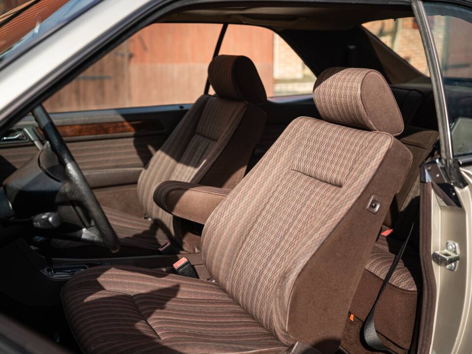 Immagine 22/73 di Mercedes-Benz 300 CE (1991)