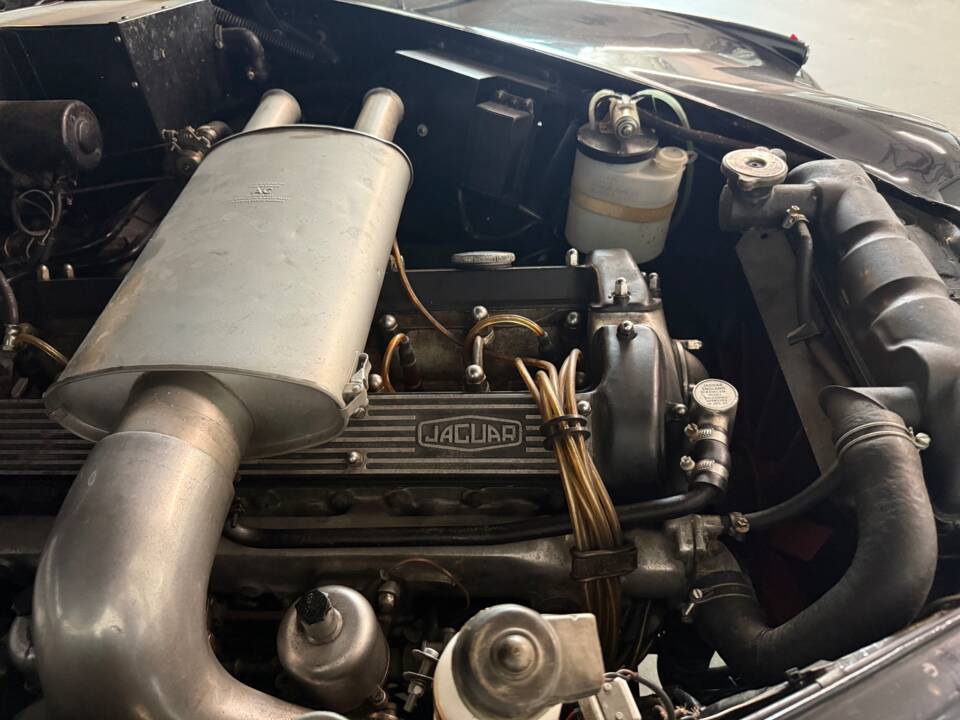 Image 20/22 of Jaguar 240 (1968)