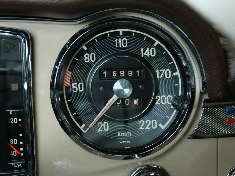 Image 18/50 of Mercedes-Benz 230 SL (1967)