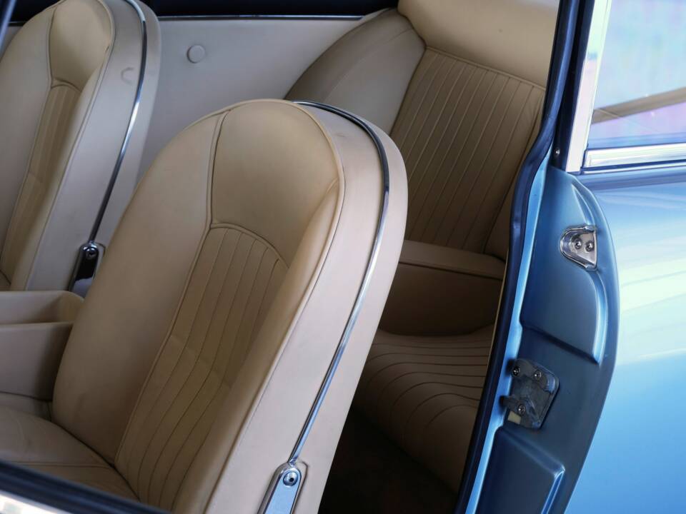 Image 26/50 of Ferrari 330 GT 2+2 (1964)