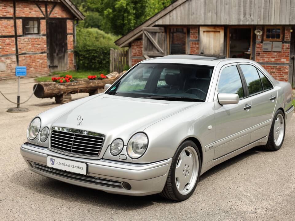 Image 3/98 de Mercedes-Benz E 50 AMG (1996)