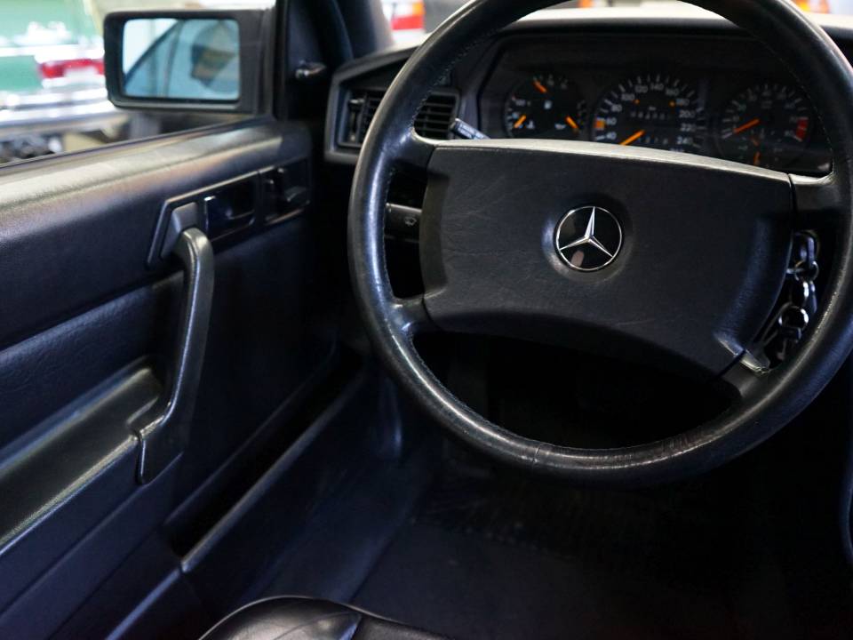 Afbeelding 20/38 van Mercedes-Benz 190 E 2.5-16 (1992)
