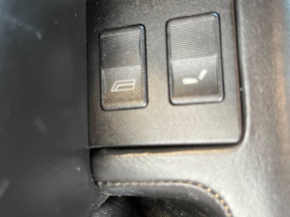 Image 42/47 of Lancia Thema 8.32 (1989)