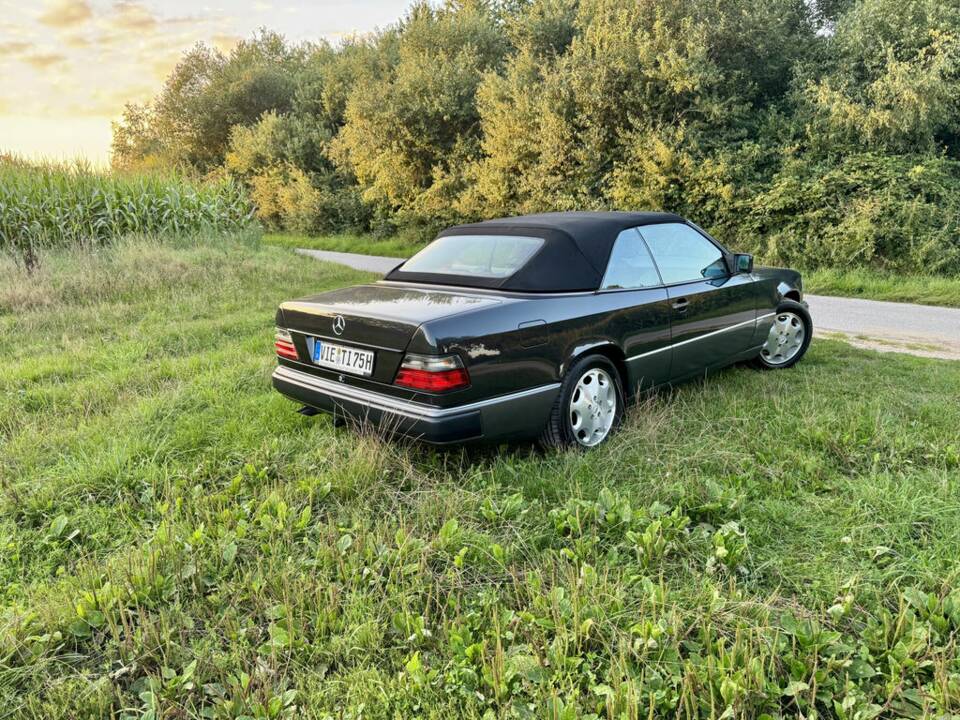 Image 6/8 de Mercedes-Benz 300 CE-24 (1993)