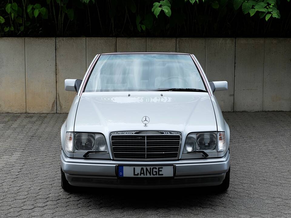 Image 7/69 of Mercedes-Benz E 320 (1994)