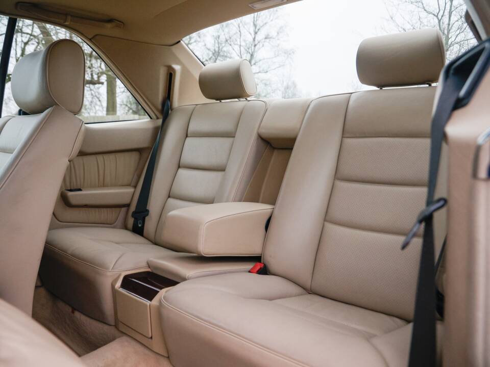 Immagine 34/47 di Mercedes-Benz E 220 (1995)