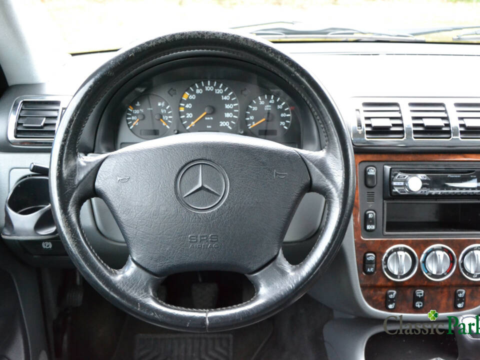 Imagen 32/50 de Mercedes-Benz ML 230 (1998)