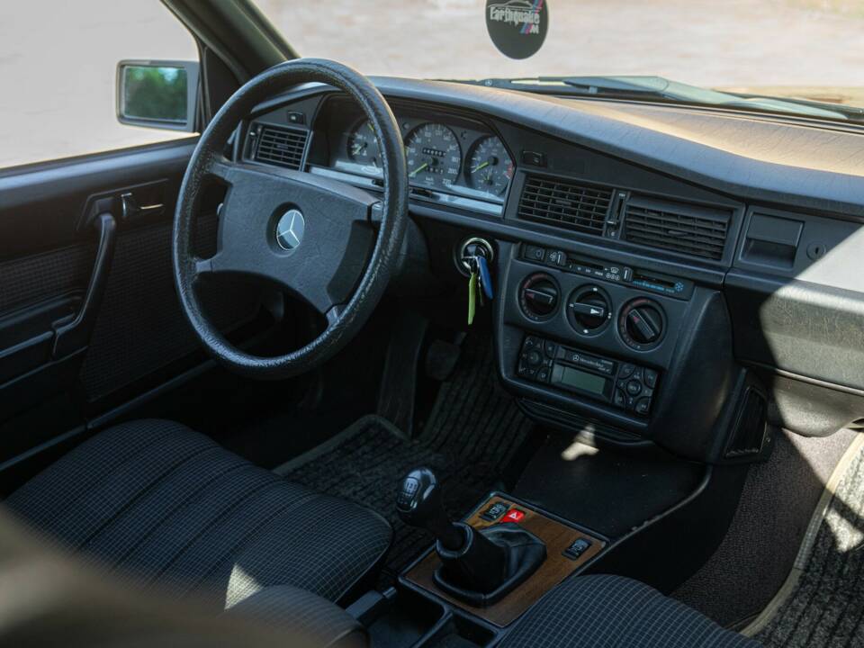 Bild 27/50 von Mercedes-Benz 190 E (1988)