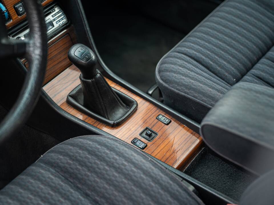 Imagen 33/72 de Mercedes-Benz 250 TD (1991)