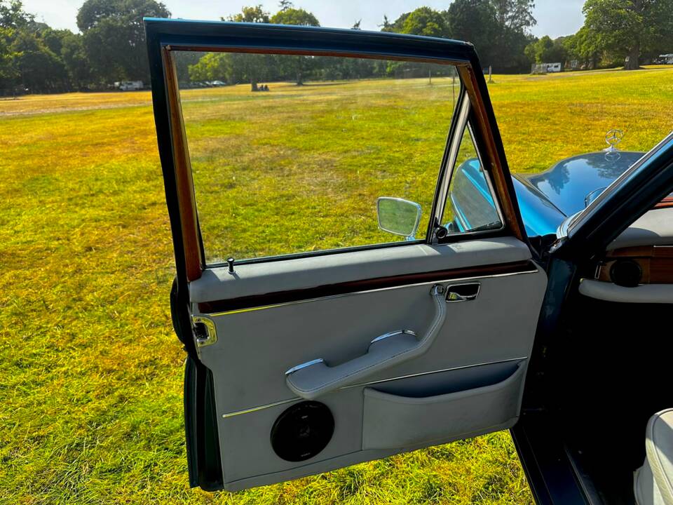 Image 39/57 de Mercedes-Benz 280 SE 3,5 (1972)