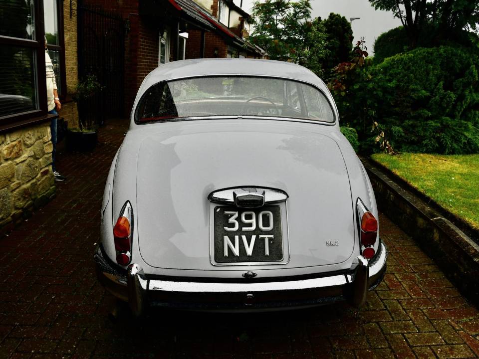 Image 6/24 of Jaguar Mk II 2.4 (1960)