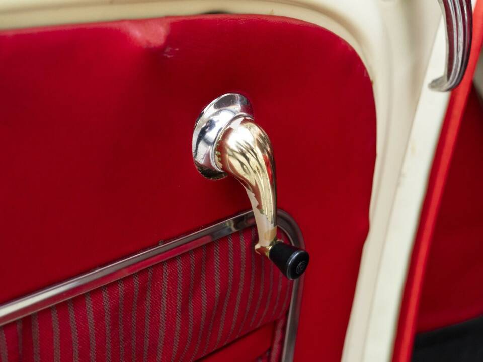 Image 18/29 of Renault Ondine (1960)