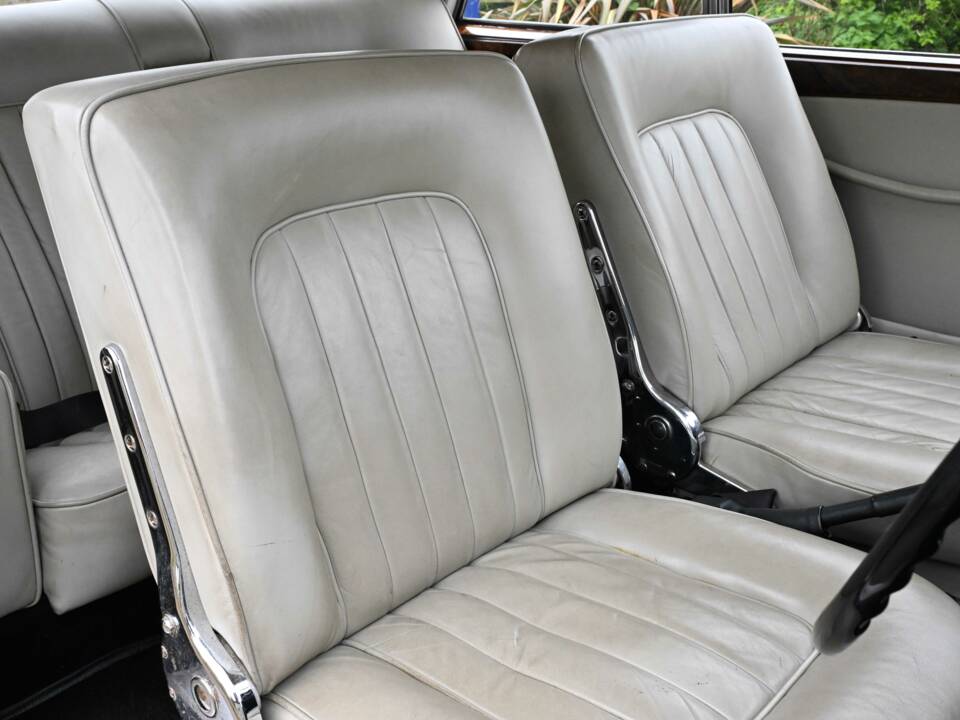 Image 34/40 of Bristol 410 (1968)