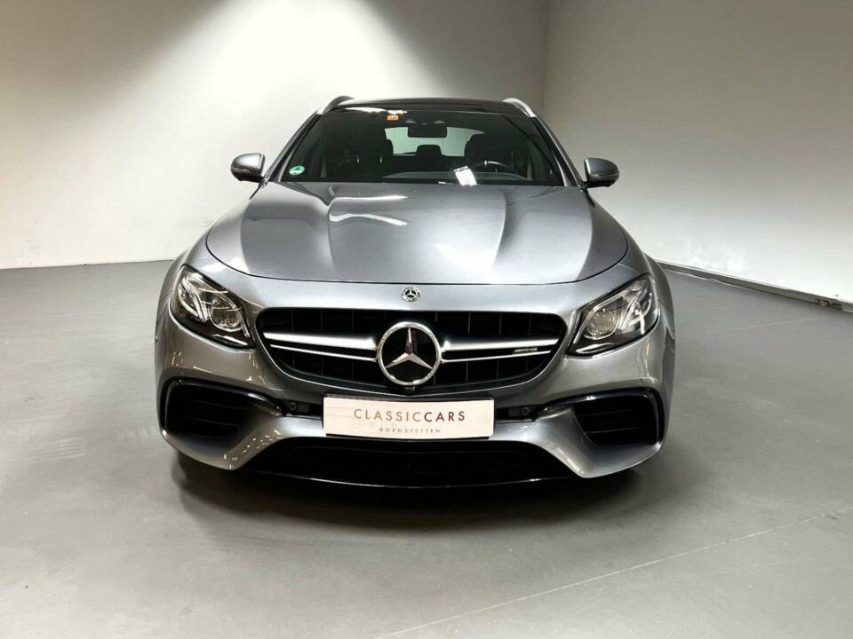 Image 4/15 of Mercedes-Benz AMG E 63 S 4MATIC+ T (2017)